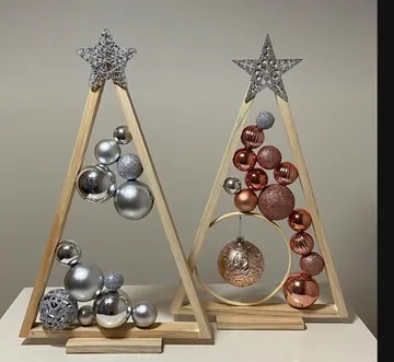 Weihnachtsbaumkugeln auf Holzständern.