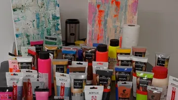 Acrylfarben mit abstrakten Gemälden ausgestellt.