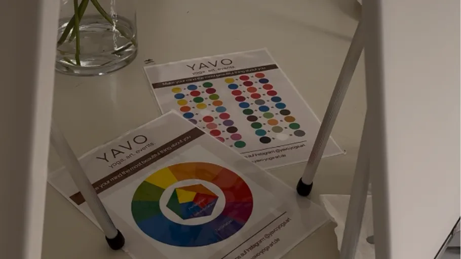 Bunte Diagramme unter einem Tisch mit Vase.