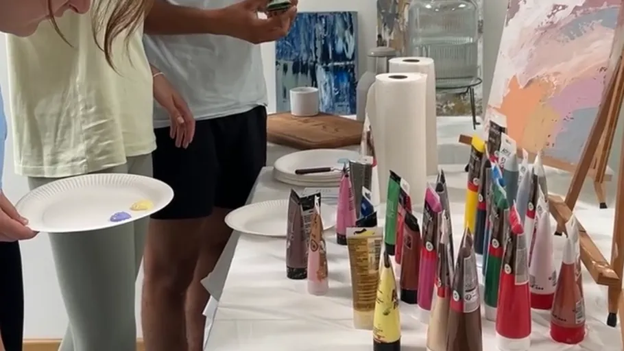 Leute wählen Farbe im Kunststudio.