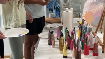 Personen wählen Farben im Kunststudio.