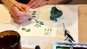 Hand malt Blätter auf Papier, Aquarellstil.