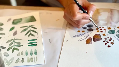 Hand malt Aquarellblätter und -blumen.