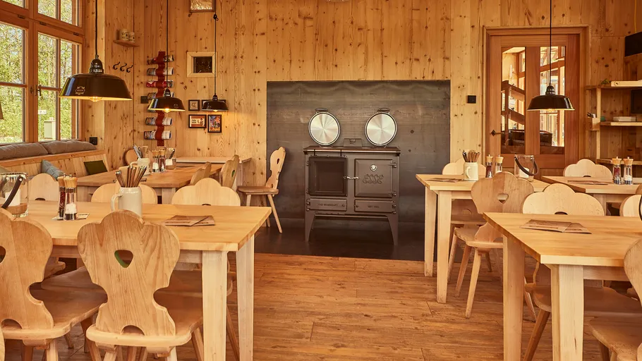 Holz-Esszimmer mit Vintage-Ofen.