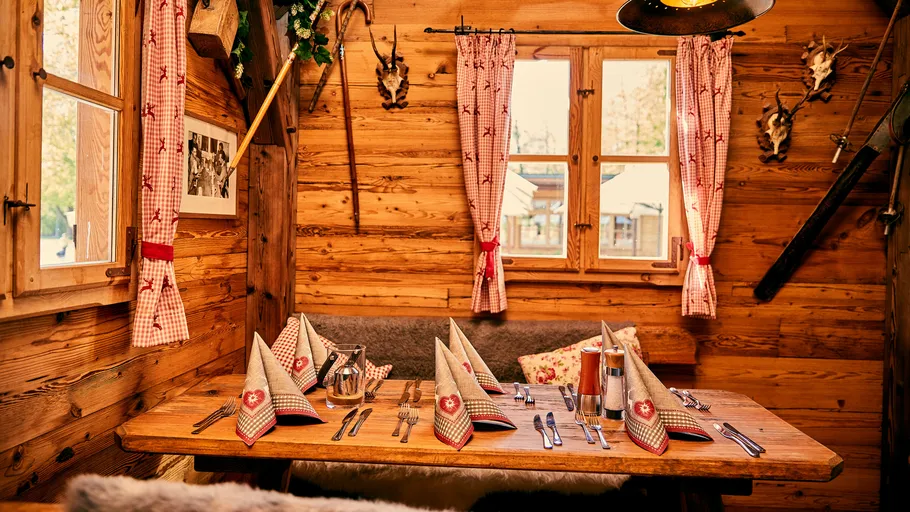 Rustikales Esszimmer mit Holzinneneinrichtung und Tischgedeck.