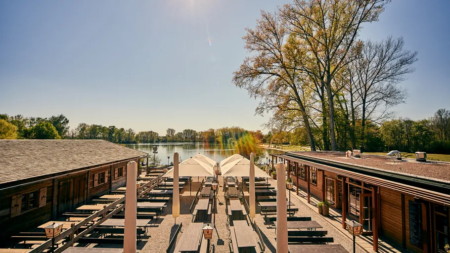 Außenbereich am ruhigen See zum Essen.