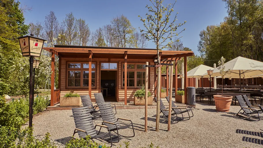 Holzgebäude mit Stühlen im Freien.