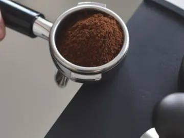 Kaffeepulver im Siebträger wird für die Zubereitung vorbereitet.