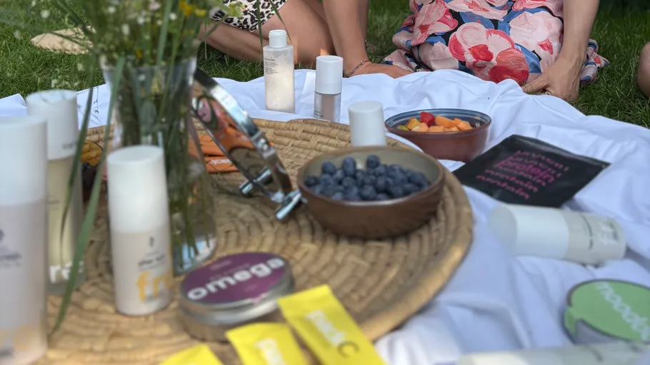 Picknick mit Früchten und Hautpflegeprodukten im Freien.