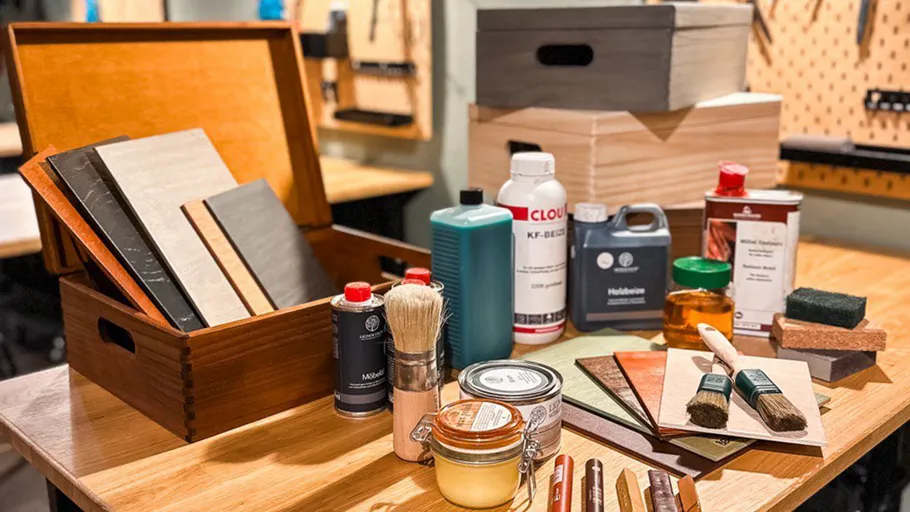 Holzbearbeitungswerkzeuge und Materialien auf Werkstatttisch.