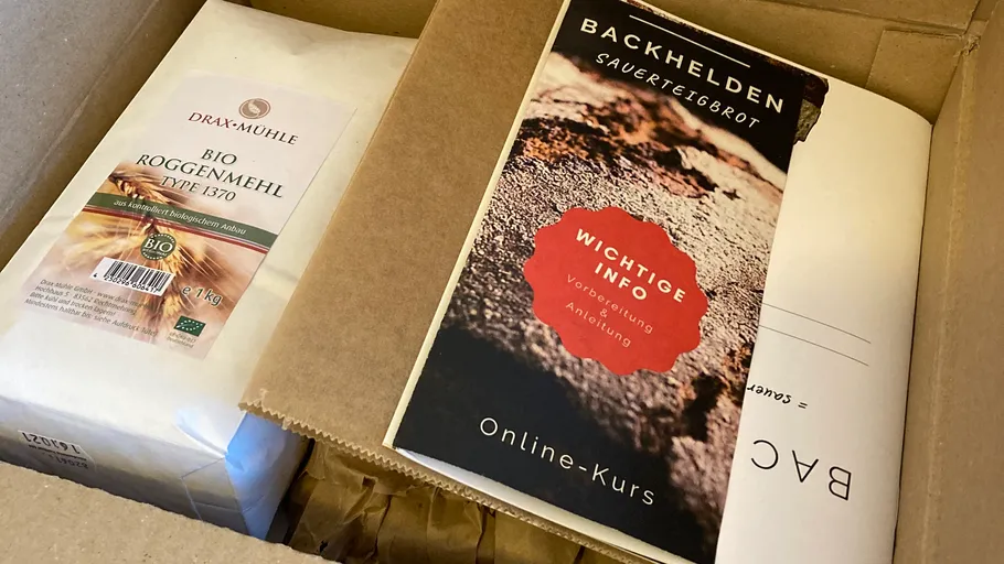 Mehl und Sauerteigbrot-Broschüre in einer Box.