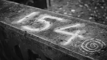 Betonwand mit Graffiti-Zahlen im Freien.