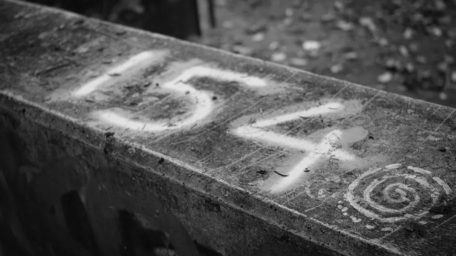 Betonwand mit Graffiti-Zahlen im Freien.