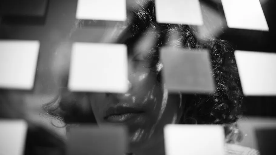 Gesicht von Haftnotizen verdeckt.