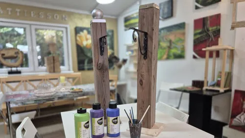 Kunststudio mit Holzskulpturen und Farben.