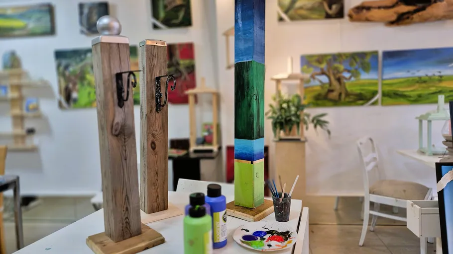 Holzskulpturen und Farben im Kunststudio.