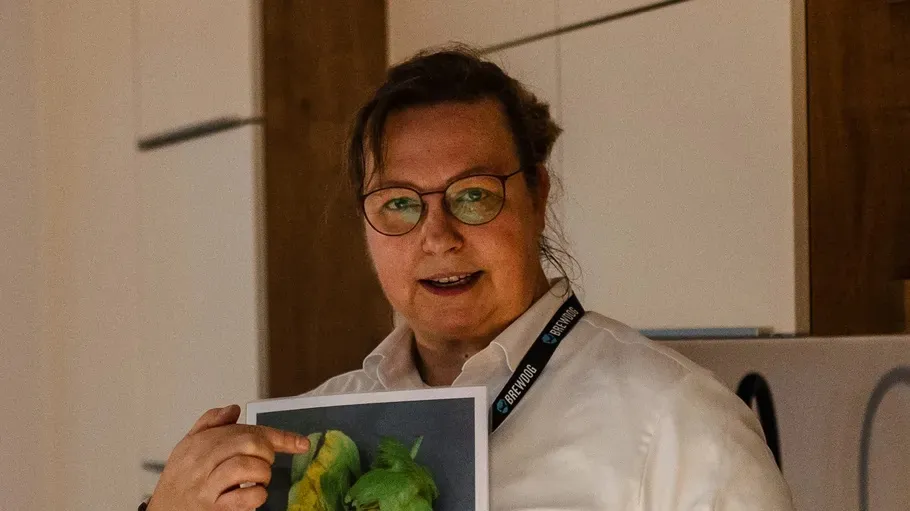 Person hält ein Bild in einem Raum.