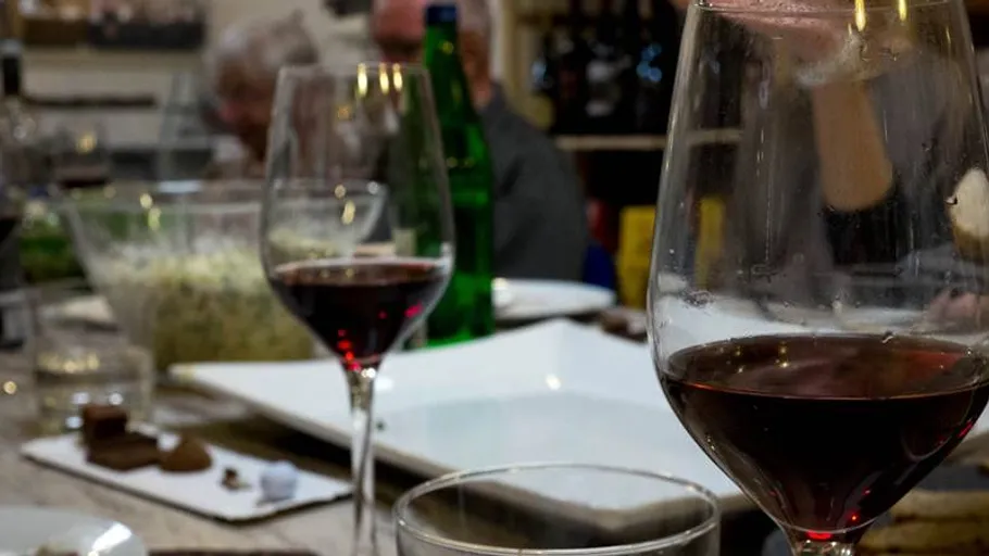 Weingläser auf Tisch mit Essensgruppe.