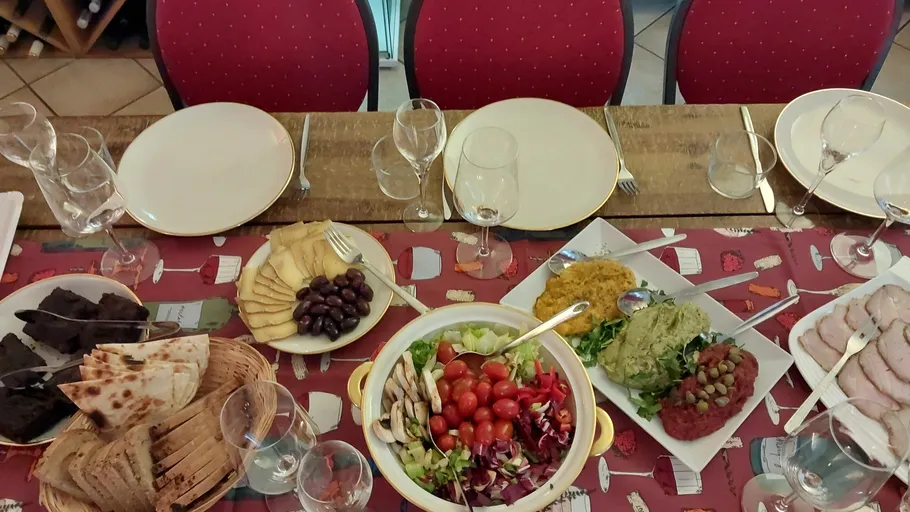 Tisch mit Speiseplatten und Tellern gedeckt.