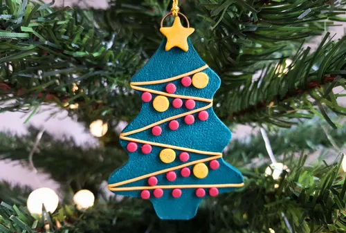 Weihnachtsbaumschmuck an einem Ast.