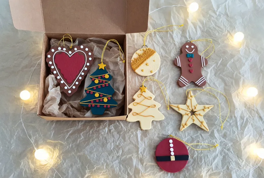 Weihnachtsdekorationen auf Papier mit Lichtern.