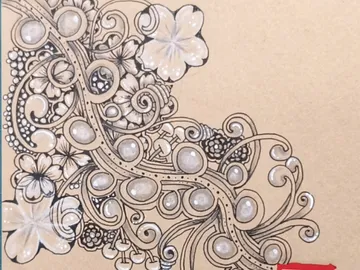 Schmuckdesign mit Blumen, Spiralen und glänzenden Perlen.