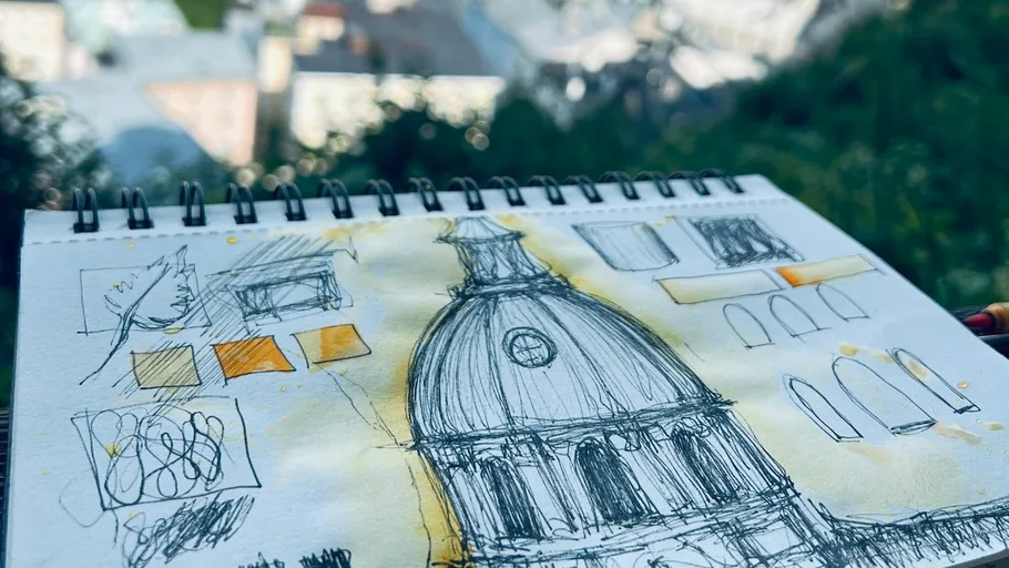 Skizzenbuch mit Architekturdomezeichnung im Freien.