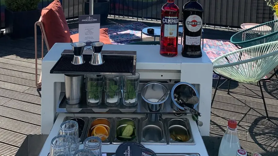 Outdoor-Bar mit Flaschen und Mixern.