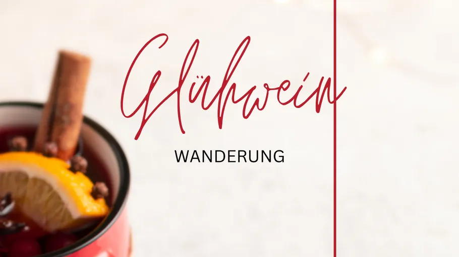 Tasse Glühwein mit Zimt und Orange.