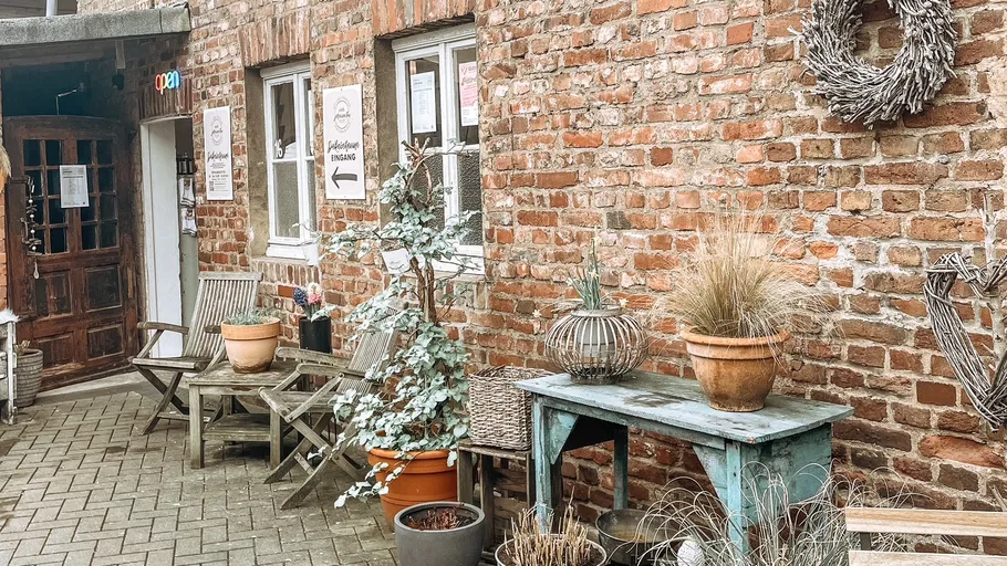 Sitzbereich im rustikalen Ziegelhof.
