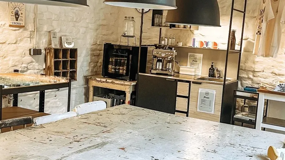 Rustikales Café-Interieur mit Kaffeemaschine.