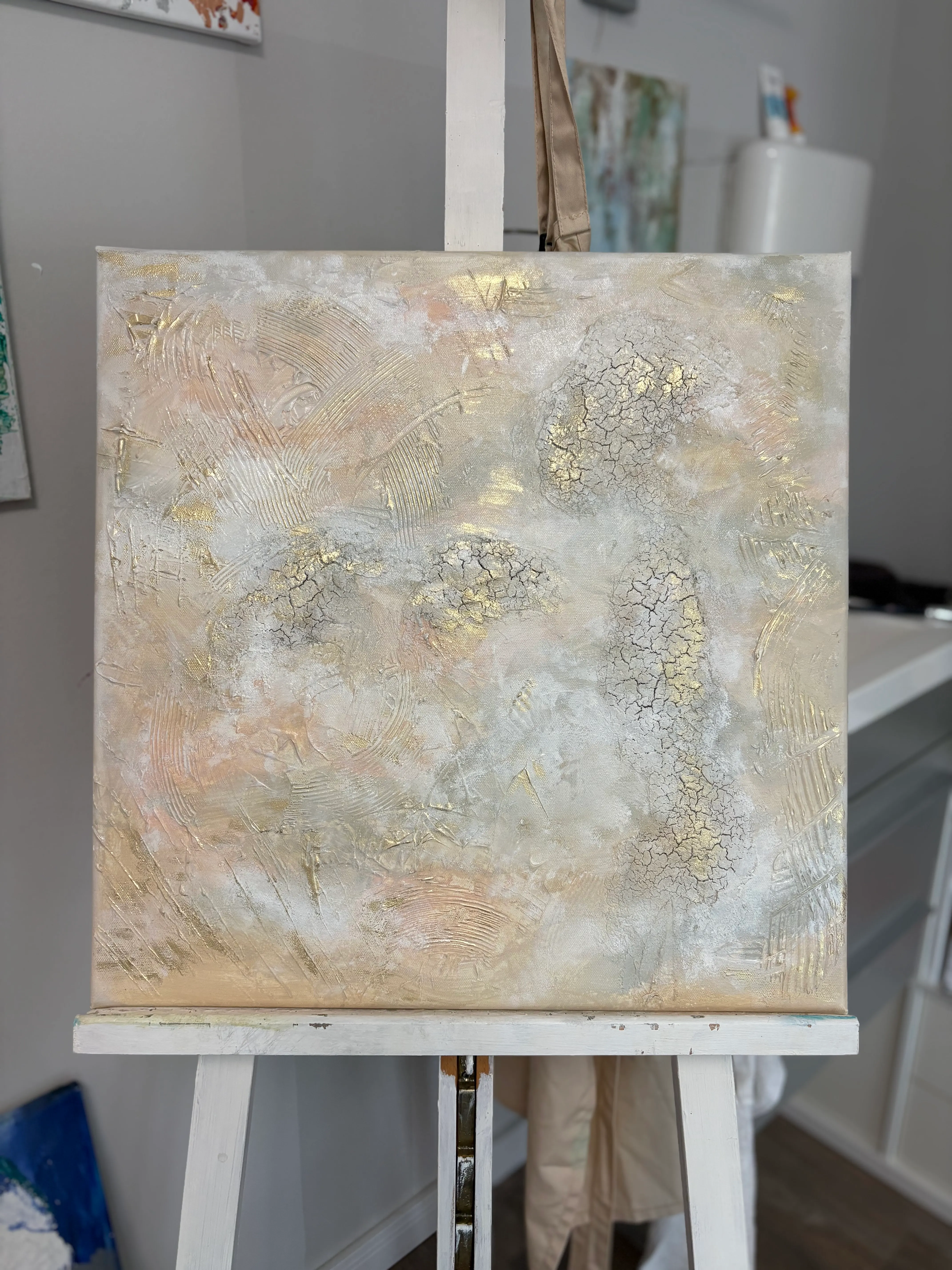 Texturierte abstrakte Malerei auf Staffelei.