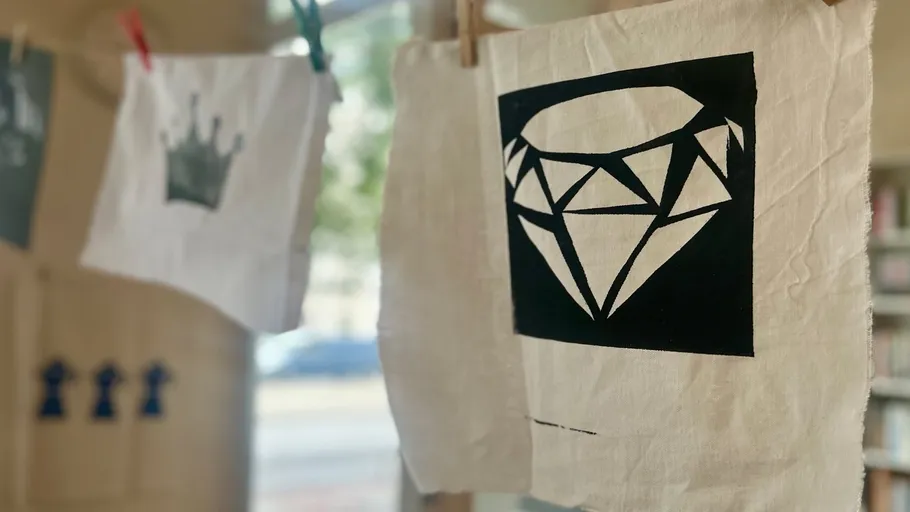 Stoff mit Diamantdruck, drinnen.