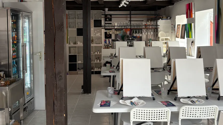 Kunststudio mit Leinwänden auf Tischen.