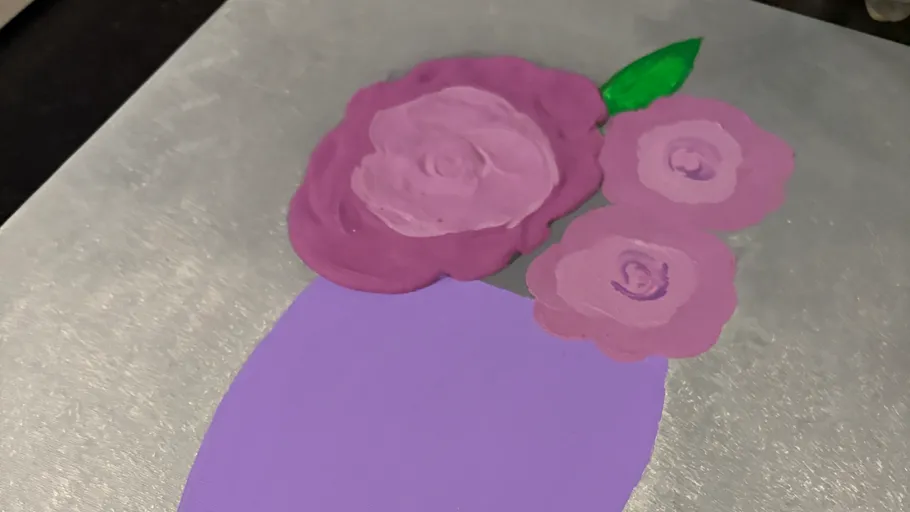 Lila Rosen auf silbernem Hintergrund gemalt.