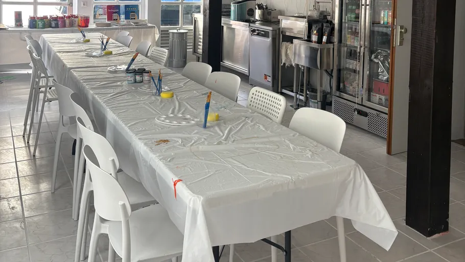 Tisch für Malkurs in Küchenbereich vorbereitet.