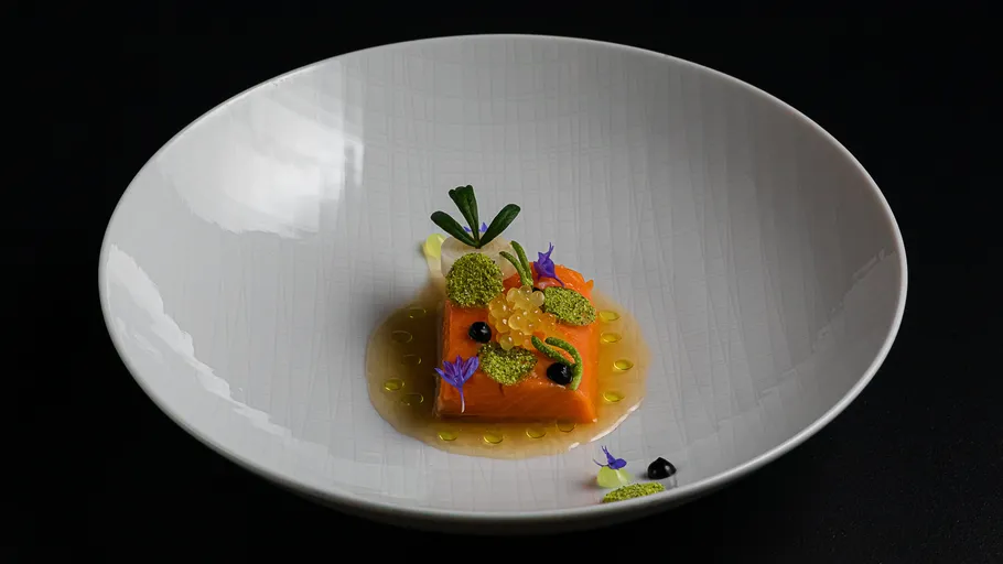 Gourmetgericht mit Garnitur auf weißem Teller.
