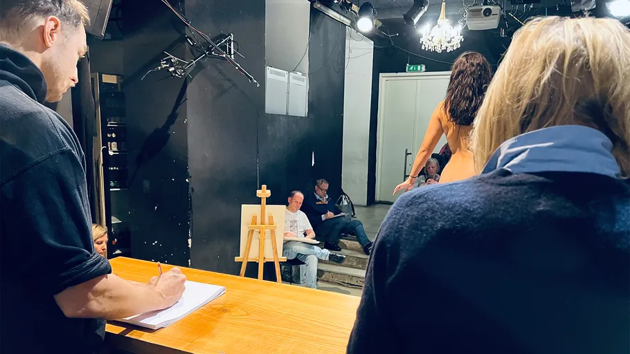 Künstler skizzieren Modell im Studio.