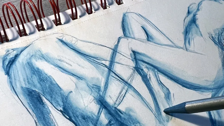 Skizzenbuchzeichnung von menschlichen Figuren mit Bleistift.