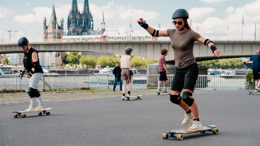 Menschen skateboarden in der Nähe einer Brücke in Köln.