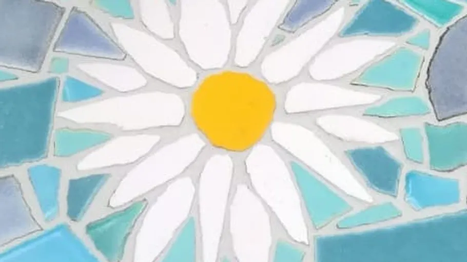 Weiße Gänseblümchen-Mosaik mit blauen Fliesen.