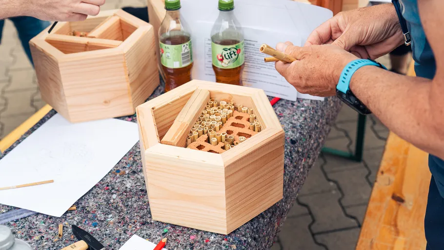 Sechseckiges Bienenhaus wird im Freien gebaut.