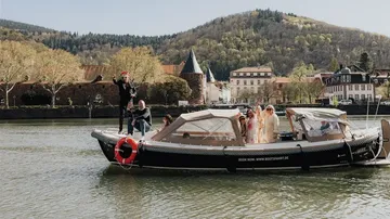Menschen auf einem Boot in malerischer Wasserstadt.