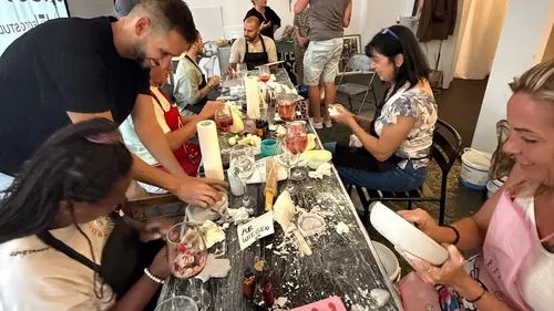 Personen stellen Kerzen in einem Workshop her.