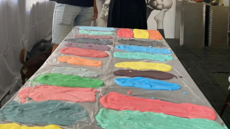 Bunte Farbflecken auf Tisch bei Veranstaltung.