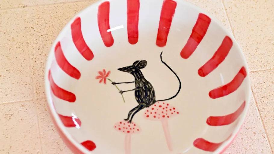 Keramikschüssel mit Maus- und Blumendesign.