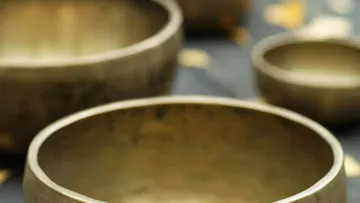 Nahaufnahme von Metallschalen, unscharfer Hintergrund.