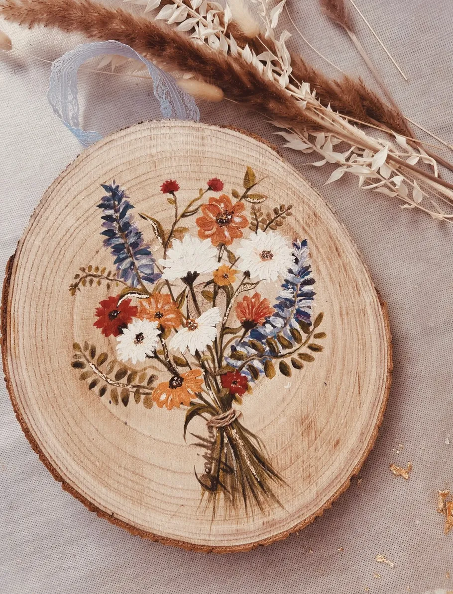 Holzscheibe mit bunten Blumen bemalt, rustikale Dekoration.