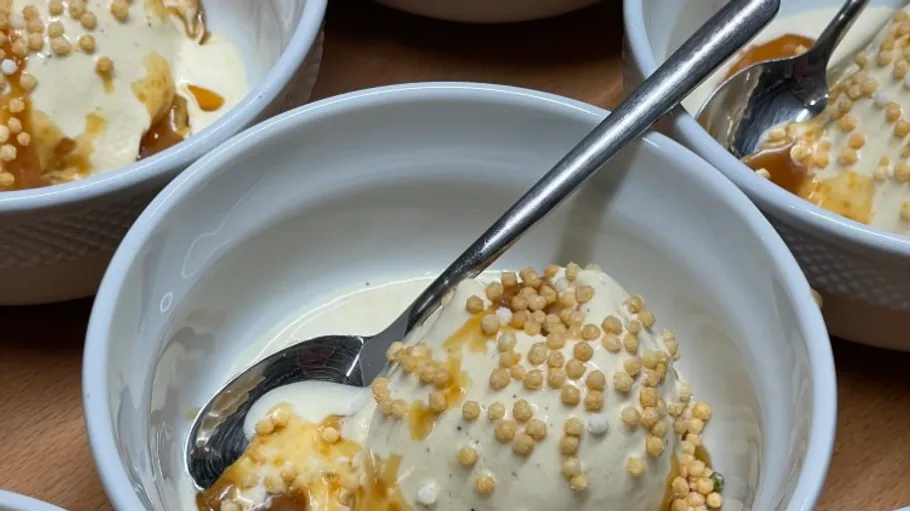 Ice cream with caramel and crispy toppings.