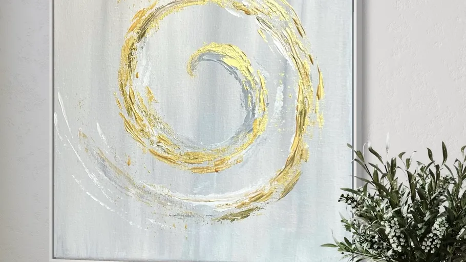 Abstrakte Wirbelkunst an der Wand mit Pflanze.